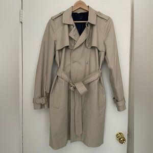 Woman’s: Khaki w/Navy Blue linings Trench Coat w/ belt attached Size: XL